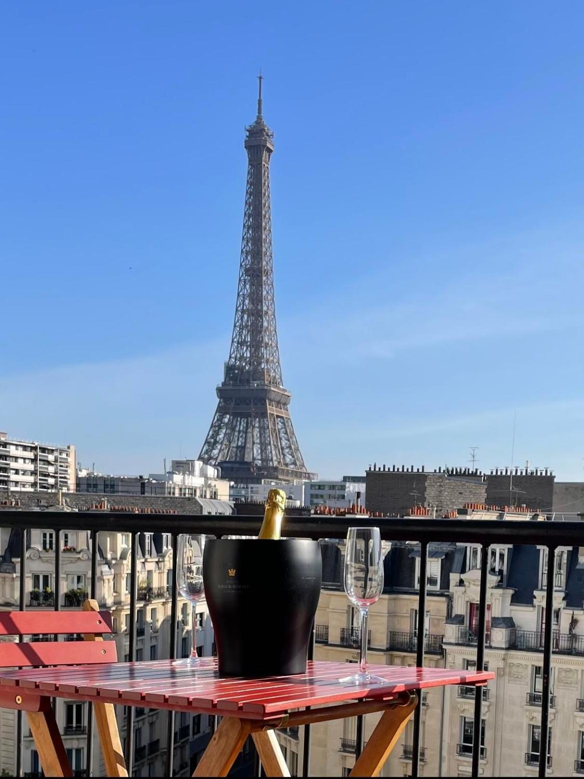 Appartement Vue Imprenable Sur La Tour Eiffeil Parijs